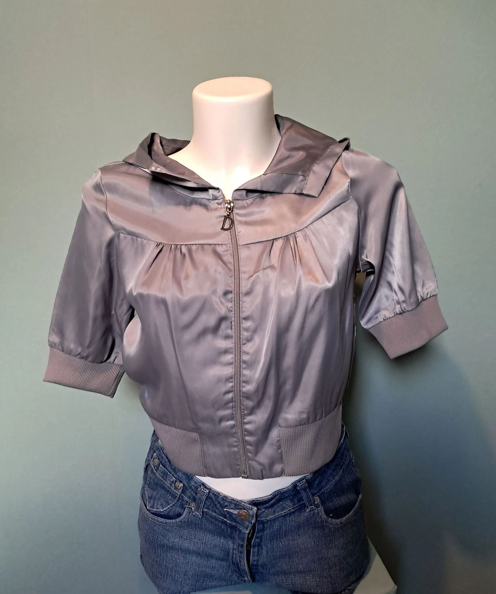 Veste courte légère, effet satiné.  100% fashion. Taille S – photo 2